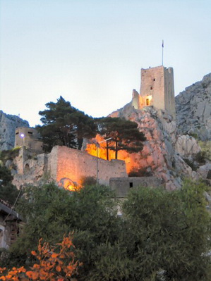 Omiš apartmani Omiš hoteli Omiš smještaj Omiš sobe Omiš pansioni Omiš turistička agencija Lotos 