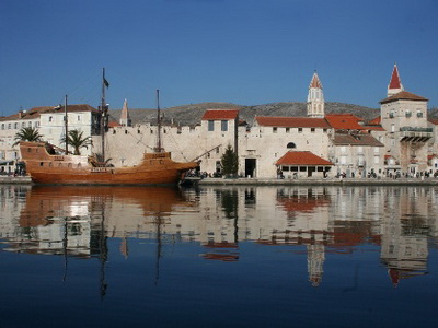 Trogir apartmani Trogir hoteli Trogir smještaj Trogir  marina Trogir kampovi Trogir pansioni Trogir  krstarenja Trogir  turistička naselja Trogir  wellness agencija Lotos Trogir najam plovila Trogir sobe 