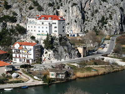 Chorvatsko Apartmány Omis Hotely Omis Pokoje Omis Penziony Omis Soukromé ubytování Omis Pronájem plavidel Split Baska Voda dovolená CK Lotos