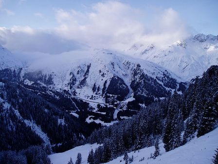 panorama doline i planina u blizini skijališta Arlberg