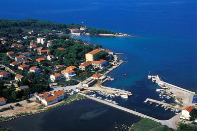 Ugljan apartmani Ugljan hoteli Ugljan pansioni Ugljan sobe Ugljan smještaj Ugljan turistička agencija Lotos zadarska rivijera 