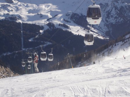 Skijanje Italija Val di Fassa pogled na žićaru i skijalište