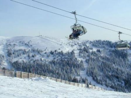 Skijanje Austrija Lachtal pogled na žićaru
