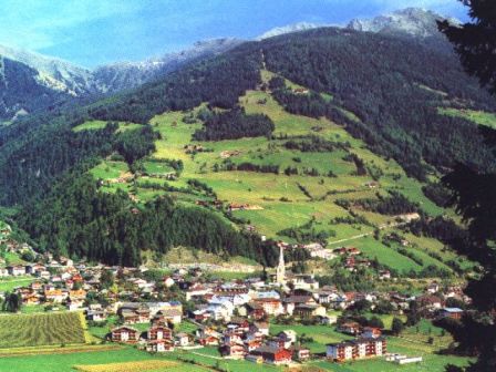 Skijanje Austrija Matrei pogled na dolinu i naselje