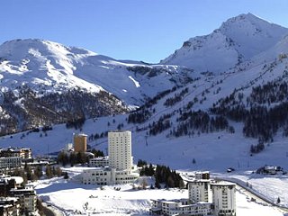 Skijanje Italija Sestriere pogled na naselje u dolini skijališta